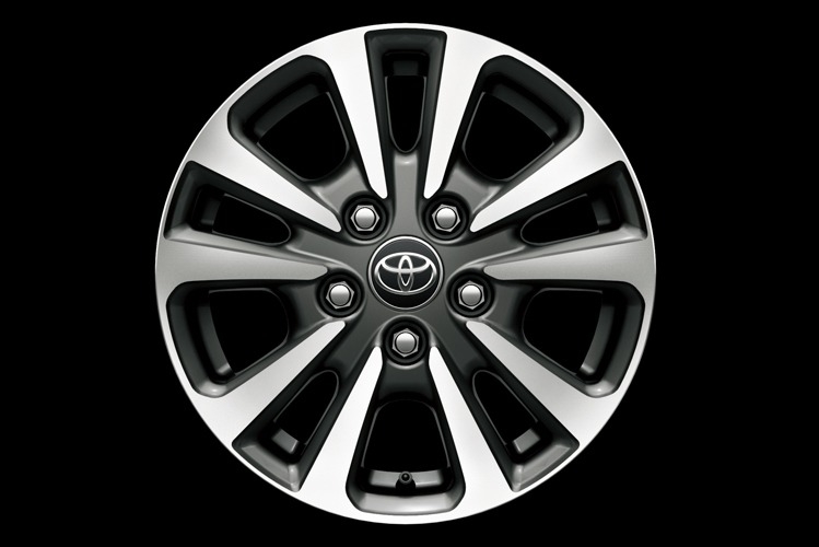 新車 エスクァイア 存在感ある15インチアルミホイール
