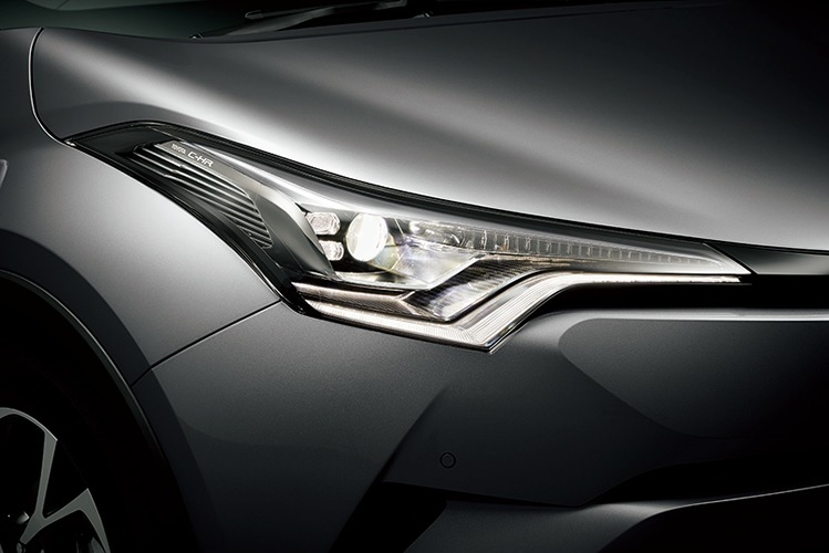 新車 C-HR 精悍なフルLEDヘッドランプ