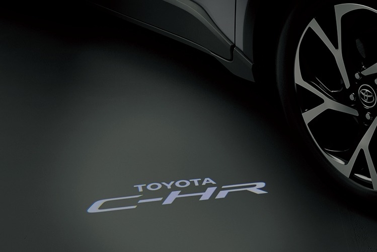 新車 C-HR 車名ロゴの足元イルミネーション