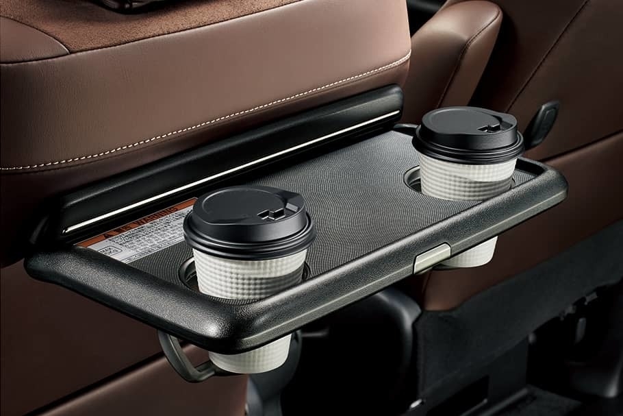 新車 エスクァイア テーブルで楽しい食事を